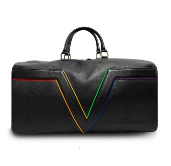 Le sac de voyage BréVent, élégant et fonctionnel, dans sa version en cuir noir, liseré multico.