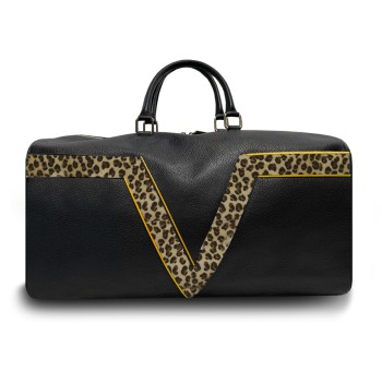 Le sac de voyage BréVent, élégant et fonctionnel, dans sa version en cuir noir V léopard, liseré jaune.