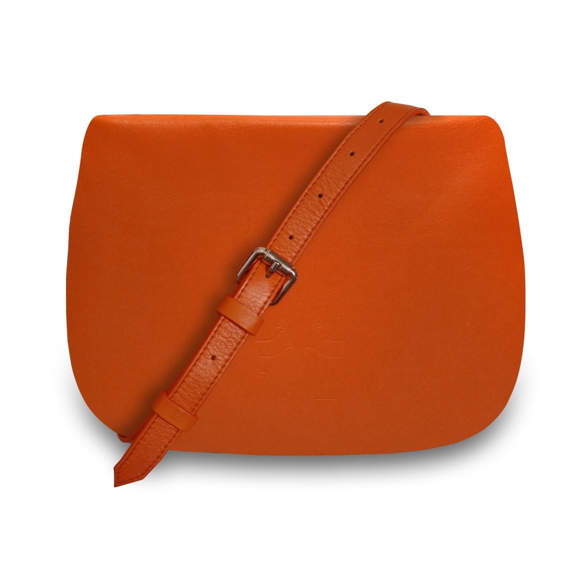 Notre Besace SaVine, en quête de praticité et de style minimaliste dans sa version en nubuck orange, liseré argent