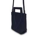 Le sac cabas Vue Lac Victoria en cuir marine.