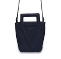 Le sac cabas Vue Lac Victoria en cuir marine.