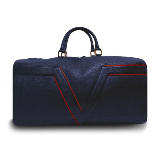 Le sac de voyage BréVent, élégant et fonctionnel, dans sa version en cuir bleu, liseré rouge.